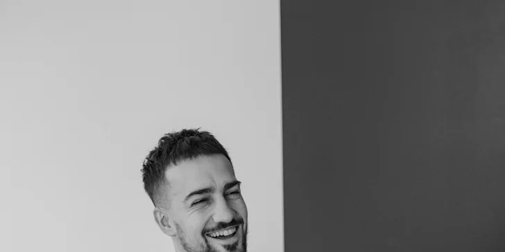 Minimalistický a vzdušný dizajn ateliéru nechá vyniknúť vašu osobnosť a detaily.