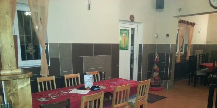 Staročeský talíř plný masa v restauraci Na Scéně