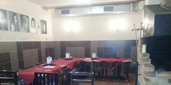 Staročeský talíř plný masa v restauraci Na Scéně