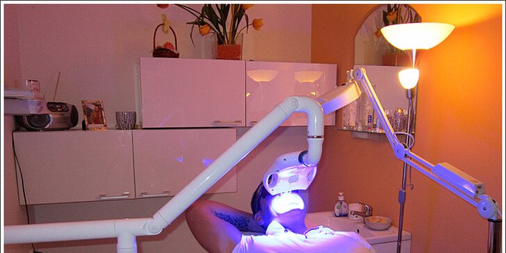 Účinné bělení zubů bez peroxidu pomocí LED lampy a patentovaného gelu. Zářivější úsměv a zuby bělejší o 3 až 8 odstínů během 30minutového sezení.
