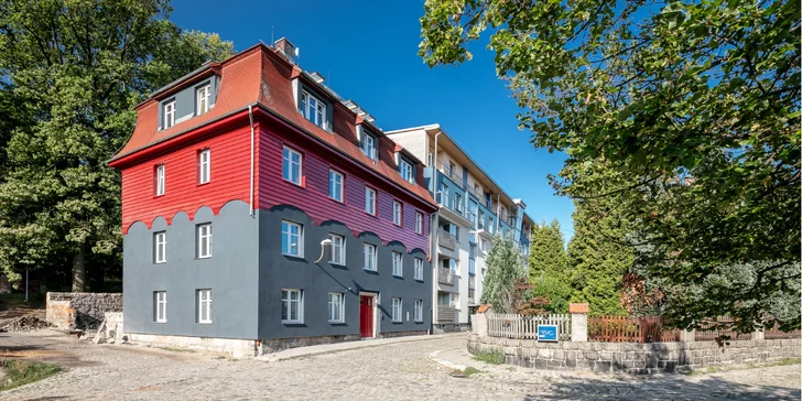 Hotel stojí asi kilometer od námestia s radnicou.