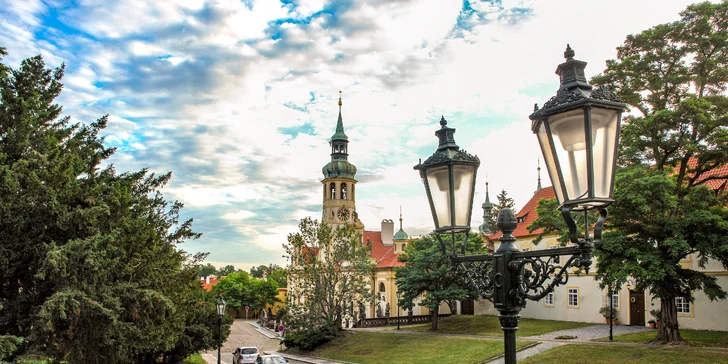 Čeká vás kombinace historie, architektury, legend a zábavných úkolů, která vás provede od Pohořelce až k Pražskému hradu. 