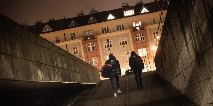 Streetworkeri vyhľadávajú ľudí bez domova na neobvyklých miestach, na ktorých by si bežný človek nevedel predstaviť svoj domov. Najčastejšie ide o teplovodné šachty, kanále, záhradné chatky, rozbité budovy, stany v lesoch, zemlianky, prípadne neobývané časti bytoviek alebo verejné priestranstvá.  