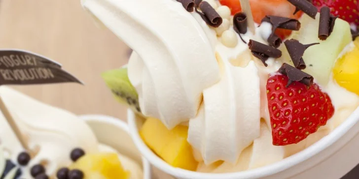 Frozen yogurt chutná i v zimě: 200g porce s ovocem a posypy podle fantazie