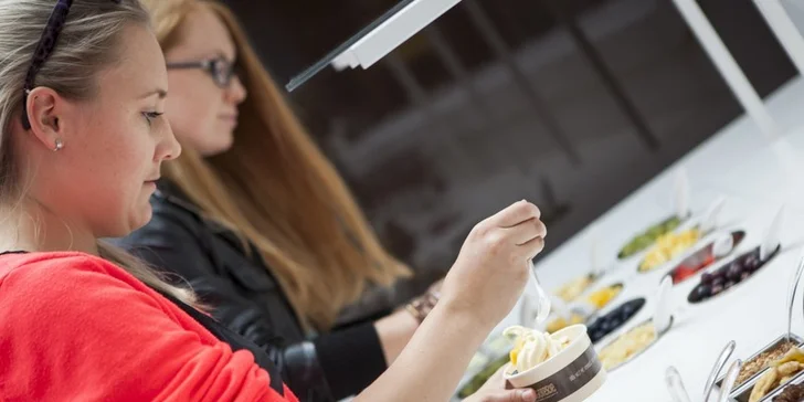 Zdravé mlsání: 200 gramů frozen yogurtu s ovocem a posypy dle vaší fantazie