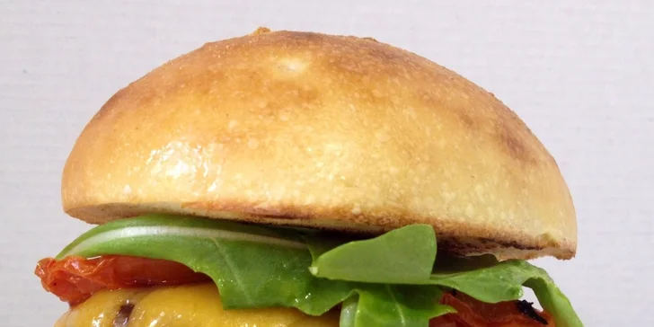Dva šťavnaté burgery dle výběru a hranolky