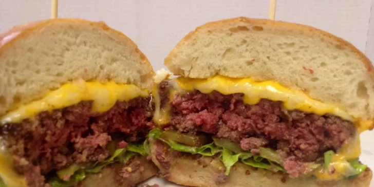 Dva šťavnaté burgery dle výběru a hranolky