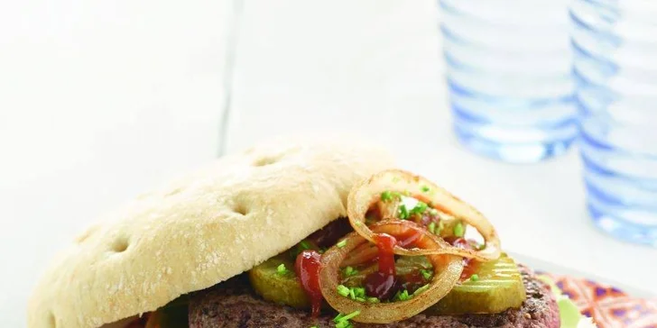 Čerstvé panini, flaguette či kuskus s nápojem