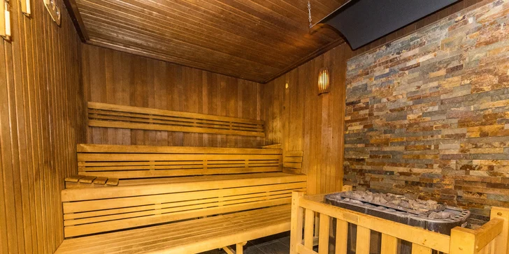 Ve wellness je finská sauna a parní lázeň s aromaterapií.