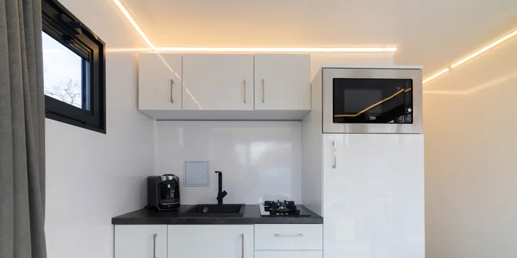 Uvnitř najdete dvě samostatné ložnice s dvoulůžkem o velikosti 120 × 200 cm a plně vybavený kuchyňský kout s varnou deskou a lednicí s mrazákem.