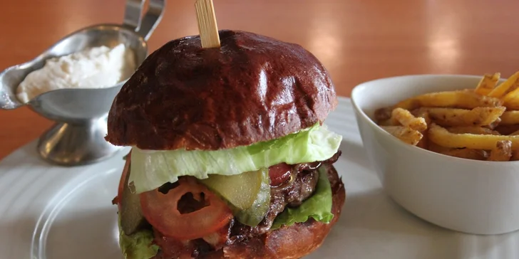 2 skvělé burgery s hranolky v Bistru na osmičce