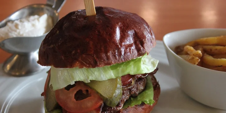 2 skvělé burgery s hranolky v Bistru na osmičce