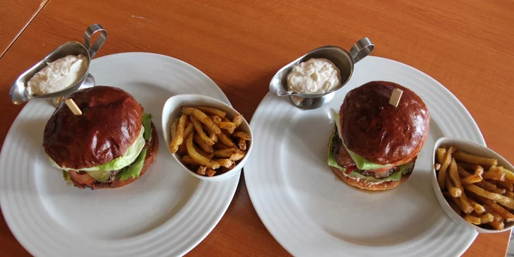 2 skvělé burgery s hranolky v Bistru na osmičce