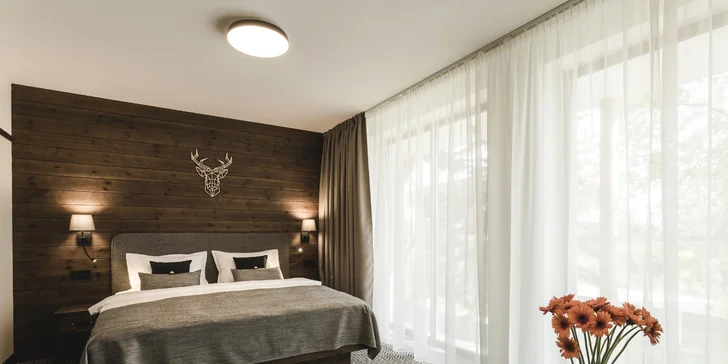 Během pobytu vás čeká ubytování v moderním a luxusně zařízeném pokoji Deluxe nebo v apartmánu. 