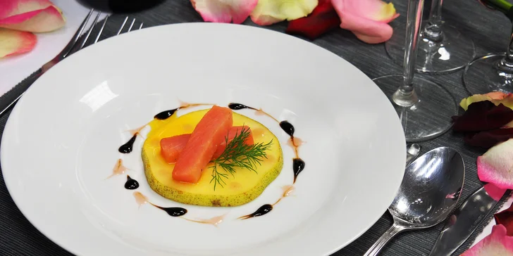 Studený předkrm: losos gravlax, hruška marinovaná v šafránu