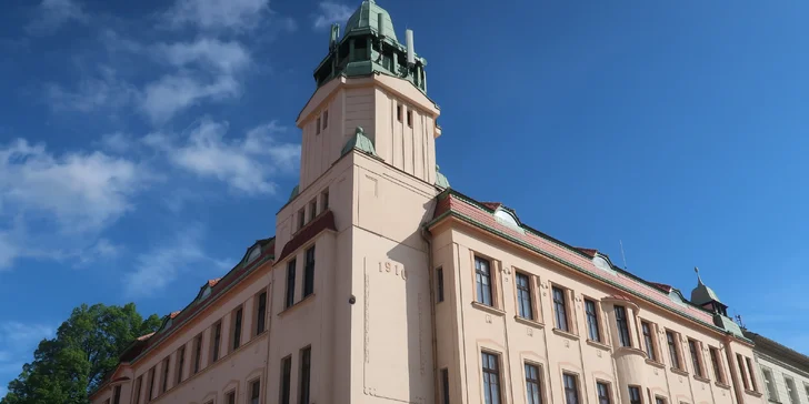 Projdete se také kolem kasáren a míst, která jsou s tragickou historií tohoto města spojena, např. bývalý dětský domov.
