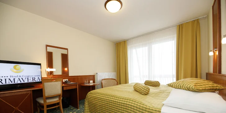 Na "queen size" posteli se vyspíte náramně. 