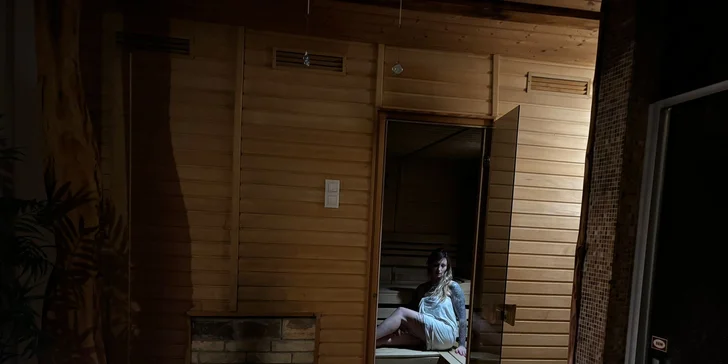 V sauně jsou kamna, sami si zatápíte dřevem. 