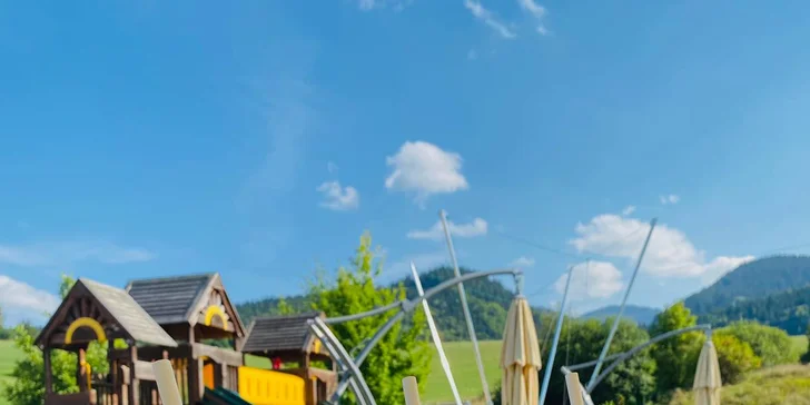 Osviežujúce drinky s výhľadom na hory – doprajte si relax s farebnými nápojmi po wellness procedúrach.