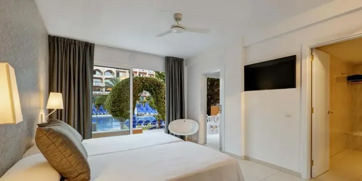 Součástí pokojů je balkon či terasa, připlatit si můžete pokoj s výhledem na bazén.