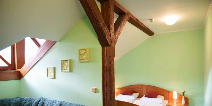 Pobyt si můžete užít i v apartmánu, který má navíc obývací místnost.