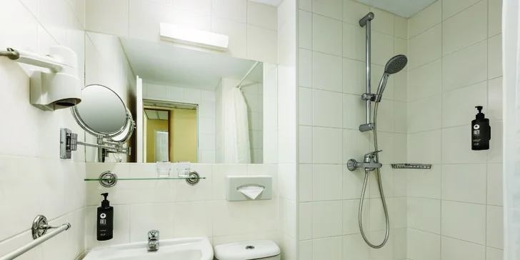 Samozřejmostí je soukromá koupelna se sprchou a WC, fénem a hotelovou kosmetikou.