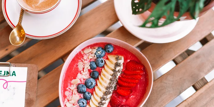 Bali bowl je miska plná ovoce, kokosového mléka, případně jogurtu a jiných dobrot. 