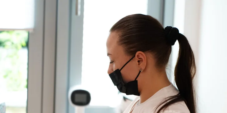 Nevynechá se ani airflow neboli pískování (odstranění pigmentací, povlaků a jiných nánosů z povrchu celého zubu), případně i fluoridace skloviny. 