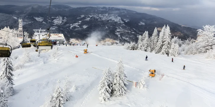 Lokalita je doslova obklopená mnoha kopci a vrchy se sjezdovkami, těšte se tedy i na parádní lyžovačku.