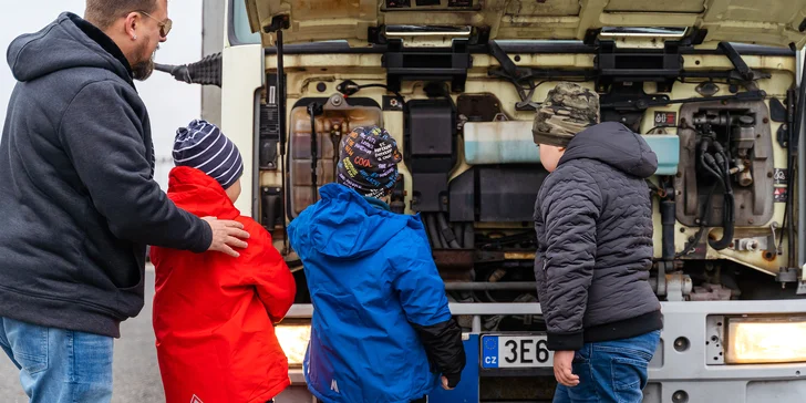 Malí řidič se projede na cvičné ploše (nikoliv po normální pozemní komunikaci) – řízení si tak mohou děti v klidu a bez obav vyzkoušet.