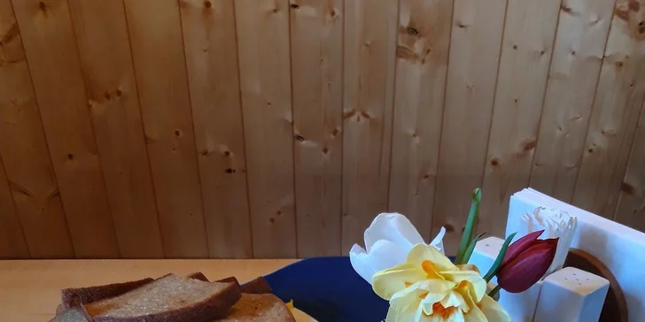 Na výběr je 100g, 200g a 400g porce, vždy samozřejmě s topinkami. 