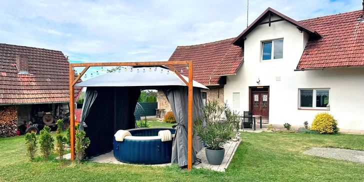 Podhůří Orlických hor: chata z 20. let, v létě venkovní vířivka, gril i kamna na dřevo