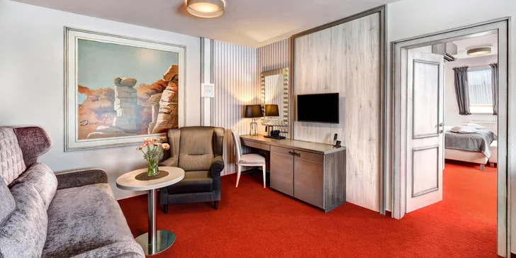 Ubytujete se v krásných pokojích Deluxe v historické části hotelu. 