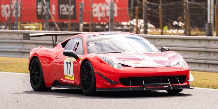 Díky těm totiž usednete do Ferrari 458 challenge evolution R z roku 2014.