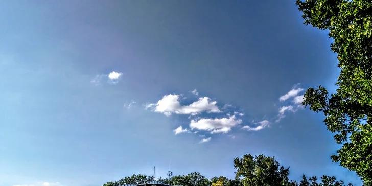 Hřiště je zasazeno do krásného anglického parku.