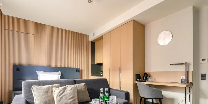 Apartmány jsou rozdělené na dvě zóny: obývací část a ložnici.