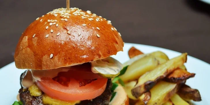 Old School Burger s cibulkou, okurkou, rajčetem, kečupem, majonézou, římským salátem a cheddarem