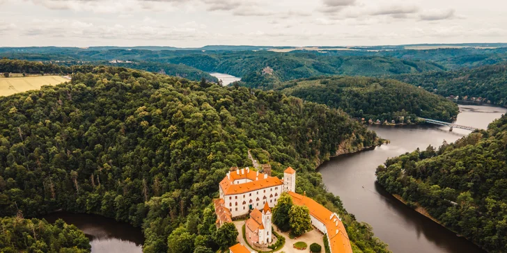 Dozviete sa aj tajomstvá zámku Uherčice a na záver aj voňavá ochutnávka vín v znojemskom kláštore Louka.