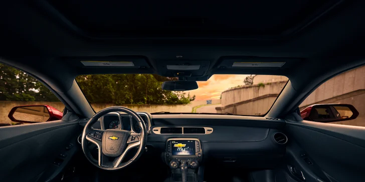 Auta mají dálniční známku a povinné i havarijní pojištění (Bumblebee 10 %; BodyKit SS 20 000 Kč).