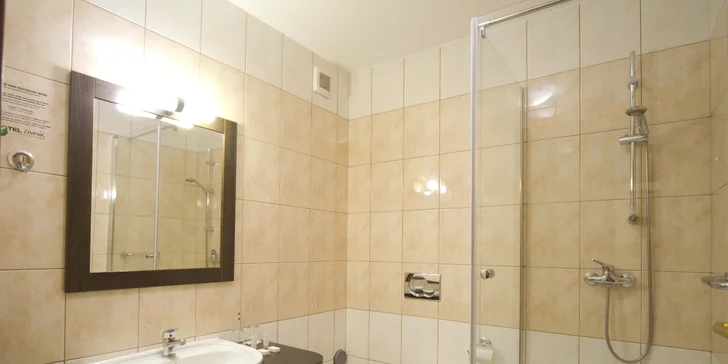 V izbách je kúpeľňa so sprchovacím kútom, v priestrannejšom apartmáne budete mať vaňu.