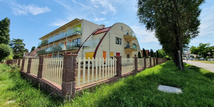 Hotel sa nachádza v meste Siófok len 100 metrov od bezplatnej pláže Ezüspart, v tichej a zelenej časti mesta.