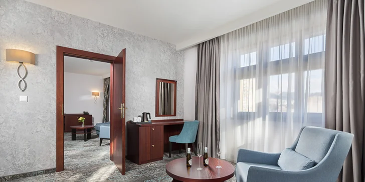 Budete ubytováni v útulně zařízeném dvoulůžkovém pokoji nebo apartmánu Komfort se samostatným obývacím pokojem.
