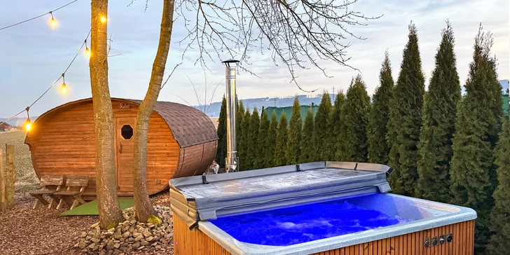 Relaxovat můžete ve venkovní vířivce. 