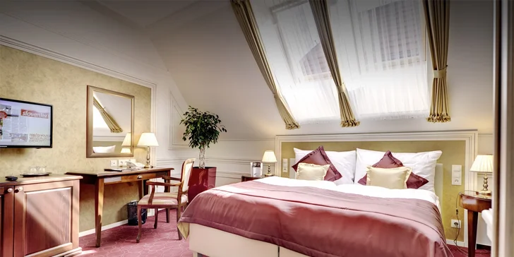 Pokoje Deluxe jsou v historické části hotelu, čemuž odpovídá i jejich zařízení. Budete se tu cítit výjimečně. 