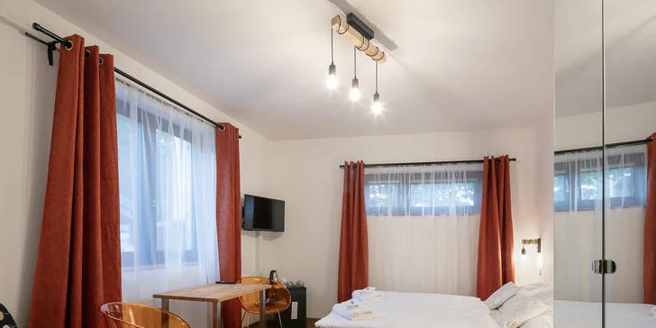 V pokojích je koupelna s toaletou, TV, trezor, volně dostupné Wi-Fi připojení a nechybí ani snídaňový set (káva, čaj) a minibar.