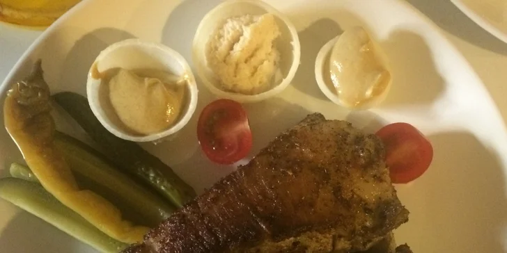 800 g grilovaných žeber s pečivem a oblohou pro 2 osoby