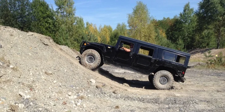 Dravá jízda na off-road polygonu s Hummerem H1