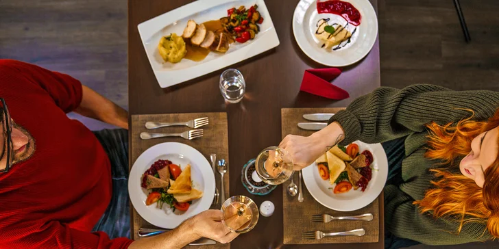 Tříchodové menu pro 2 osoby: domácí paštika, panenka a kuřecí prso i dezert