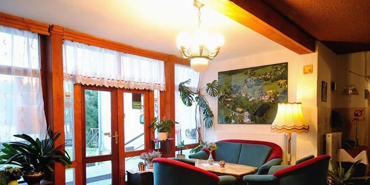 Hotel nabízí hostům posezení ve dvou restauracích (hotelové a Krčmě u Rytíře), kde točí pivo Bernard a Pilsner Urquell.