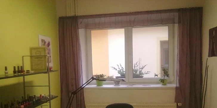 Nehtová modeláž - akrylové nebo gelové nehty